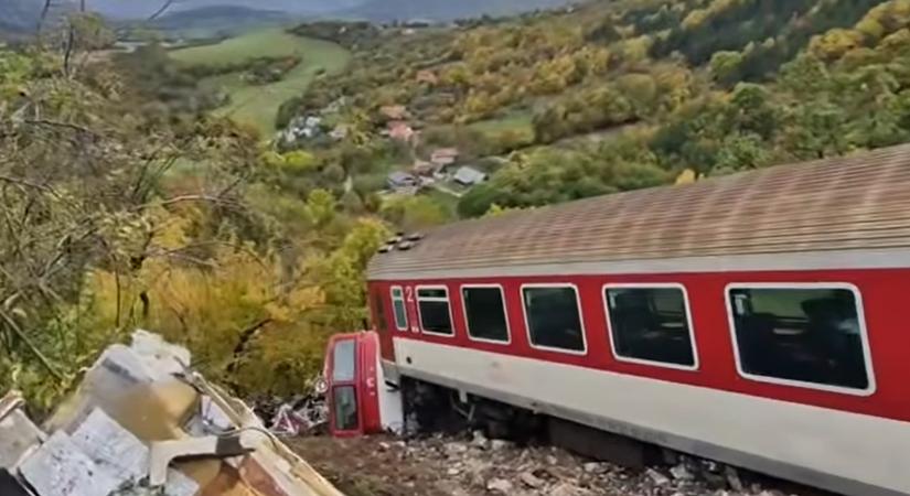 Két vonat összeütközött, száz sérült Szlovákiában