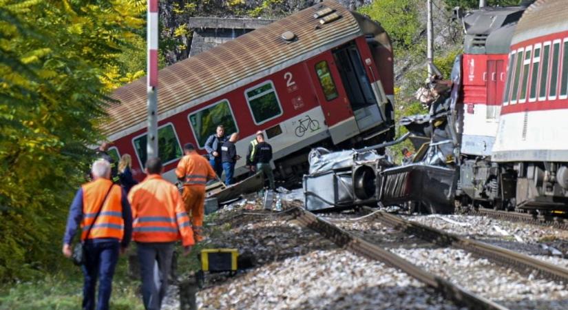 Hátborzongató fotók jöttek a magyar határnál történt vonatbalesetről: 3 mentőhelikopter is érkezett a helyszínre