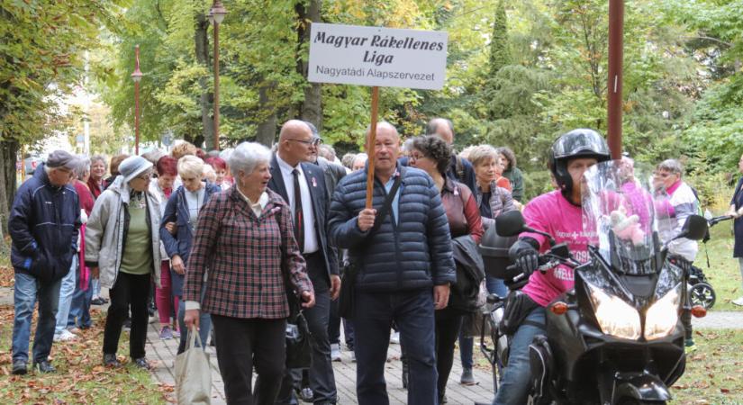 Rózsaszín szalagos felvonulás Nagyatádon