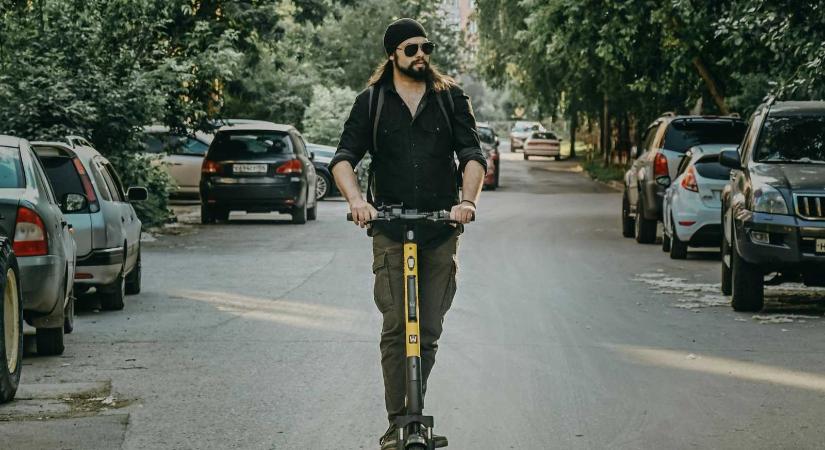 Köteleznék a jogosítványt az elektromos rollerek és kerékpárok vezetéséhez