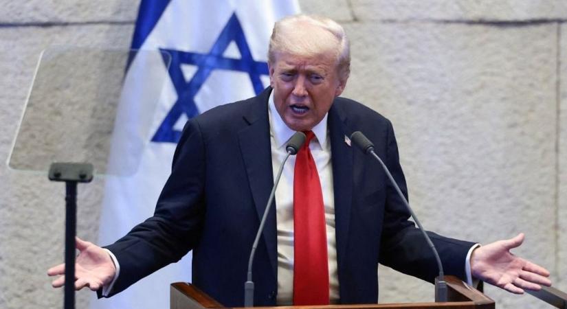 Tapsviharral fogadták Trumpot az izraeli parlamentben (VIDEÓ)