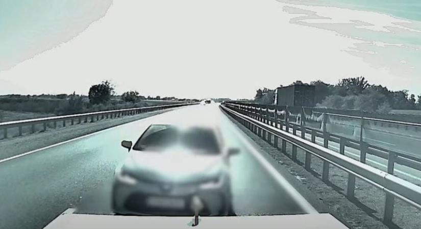 Elképesztően figyelmetlenek az autósok: két hét alatt hatszor tarolták le a közutasok járműveit