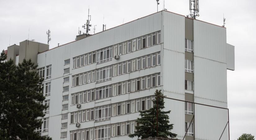 Órákig állnak sorba a betegek a váci kórházban, csak személyesen kapnak időpontot ultrahangra