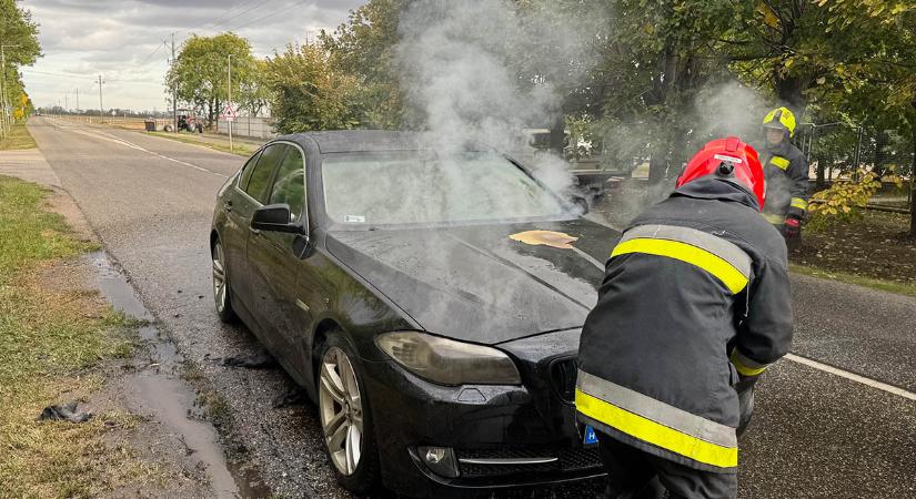 Kigyulladt BMW-hez riasztották a tűzoltókat