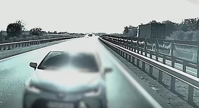 Elképesztő videón, mennyire vakok a hazai autósok