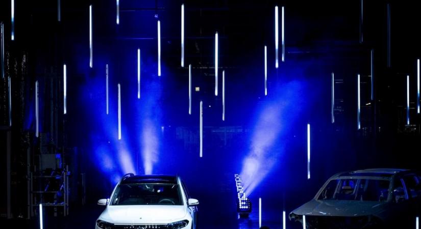 Erdélyben adott át új elektromos motorgyárat a Mercedes