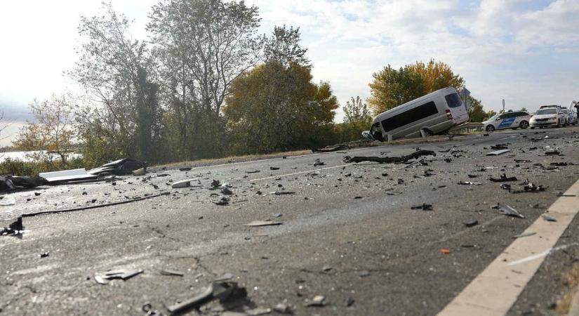 Életveszélyes sérült a poroszlói balesetnél – fotók és videó a helyszínről