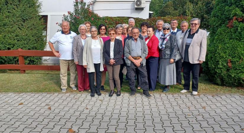 Hat évtized múltán újra együtt - osztálytalálkozó az 1965-ben végzett hegykői általános iskolásoknak
