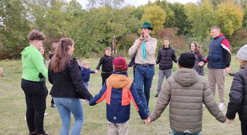 Festettek, verseltek, horgásztak: fiatalok táboroztak a magyar kultúra jegyében