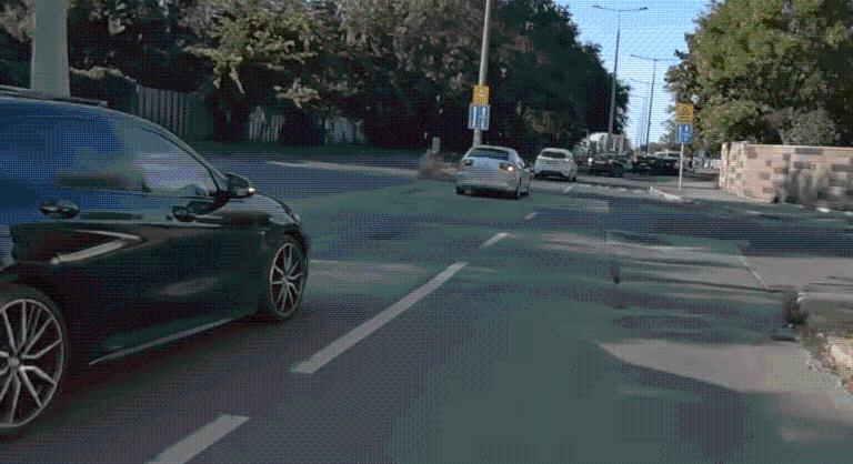 Kanyarodás közben ütött el egy rollerest egy BMW