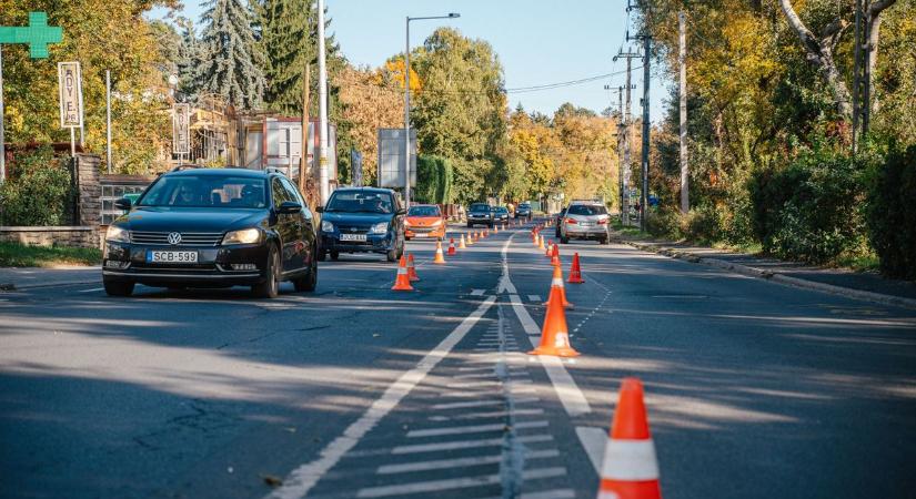 Brutális dugók jönnek – eddig is túlterhelt szakaszon indul útfelújítás Budapest környékén