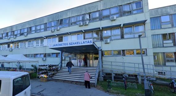 Hosszú órákig állnak sorba ultrahangidőpontért a váci kórházban