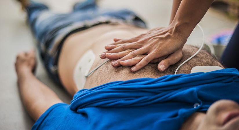 Összeesett egy férfi az egyik kaposvári áruházban, szabadnapos tűzoltó kezdte meg az újraélesztését