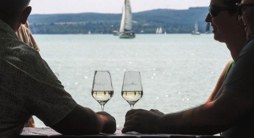 Úgy viszik a szállodai szobákat a Balatonnál, mint a cukrot