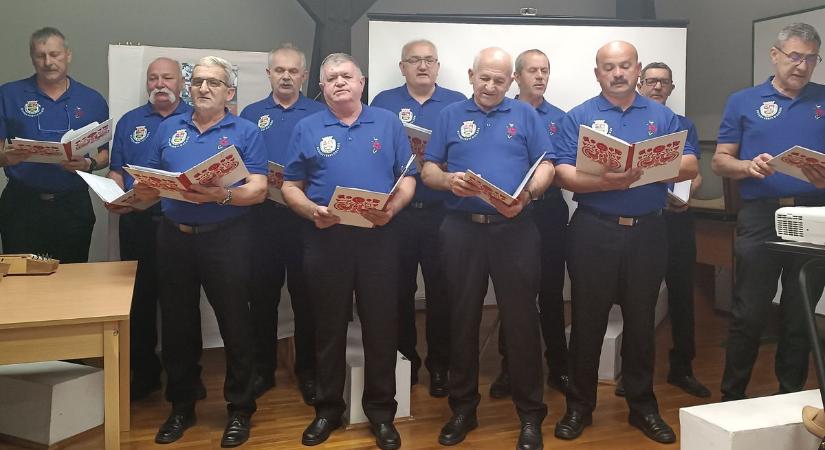 Egy jeles rábaközi pedagógusra, Kajos Lászlóra emlékeztek, az Emelj fel emlék! Alapítvány könyvében is helyet kapott