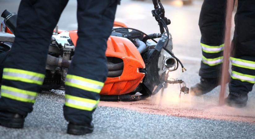 Motoros és autó ütközött Szolnokon, a sportrepülőtér közelében