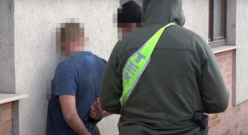 Elborult az agya: 20 ezer forintért lövöldözött az utcán egy férfi Tatabányán