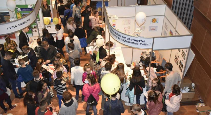 Pályaválasztási kiállítással várja a diákokat a Babitsba a kormányhivatal