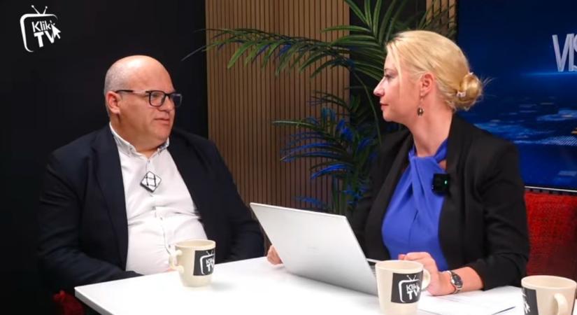 „Brüsszel bábja” vs „Moszkva bábja” – Ki mozgat kit?