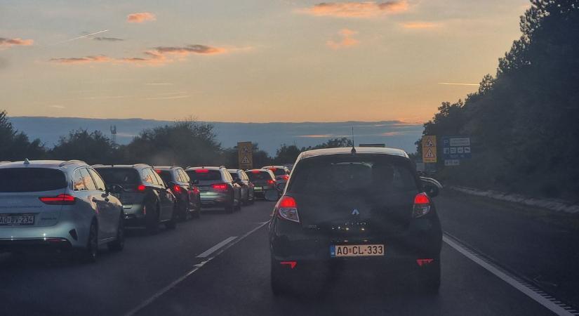 Gigadugó az M7-esen kamionbaleset miatt (helyszíni fotó)