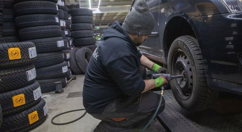Már mondja is a műhelytitkot a miskolci gumis, itt a nyers igazság a négy évszakos abroncsokról