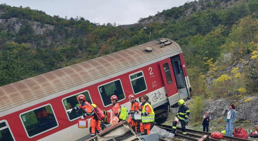 Gyorsvonatok ütköztek Szádalmásnál. Hét súlyos sérültje van a balesetnek