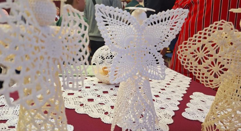 Tiszaszigeten összekötötte a kézimunka a határon inneni és túli magyarokat – galériával, videóval