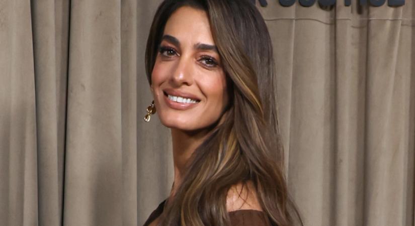 Amal Clooney bemutatta a ruhát, amitől mindenki olvadozik