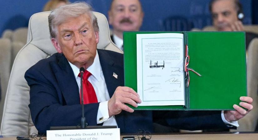 Elsőként Donald Trump írta alá a közel-keleti tűzszüneti megállapodást