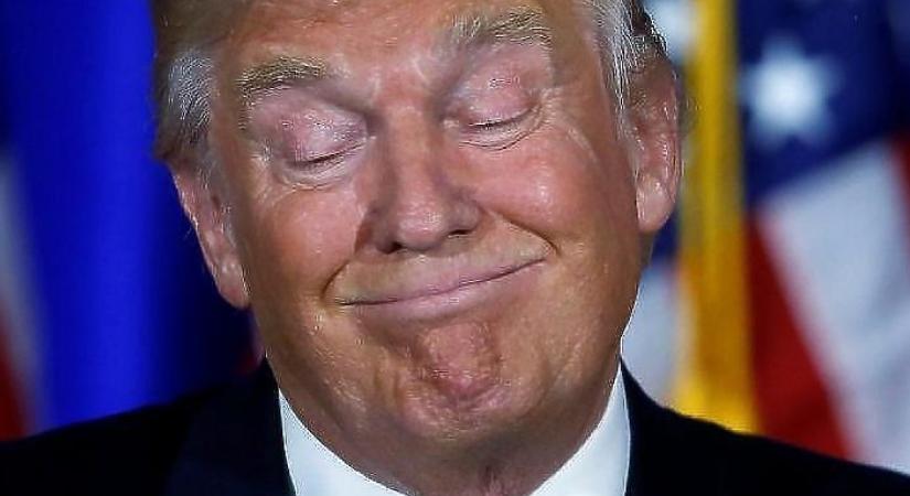 Donald Trump túlvan a történelmi aláíráson