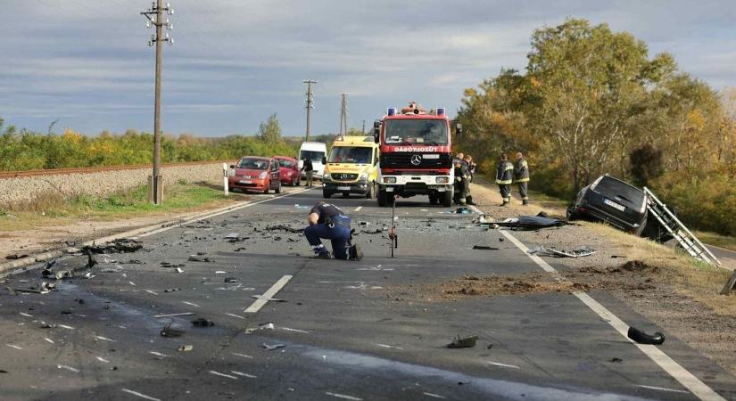 Hatalmas baleset a Tisza-tónál: mentőhelikopter vitte el az egyik sérültet