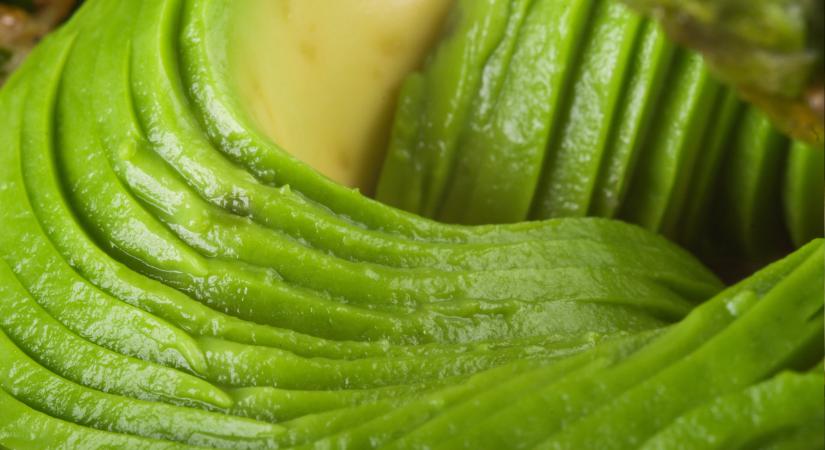 A szeletelt avokádó frissen marad, és nem barnul meg, ha együtt tároljuk ezzel az egy dologgal