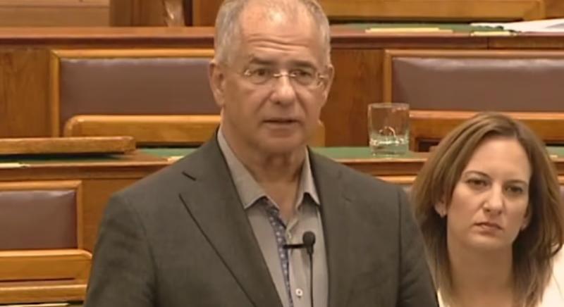 Teljesül Kósa Lajos álma: biztonságban lesznek az utóneveink