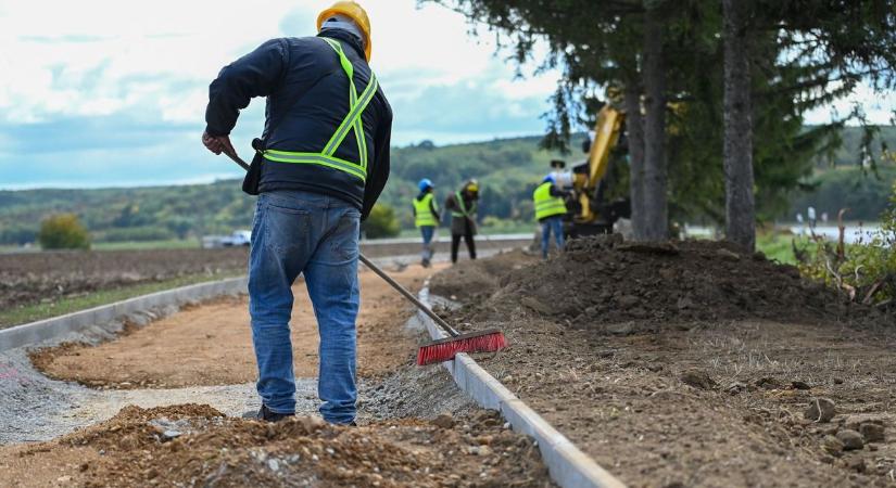 Megvan a dátum, hogy mire készül el a kerékpárút az osztrák határig - fotók