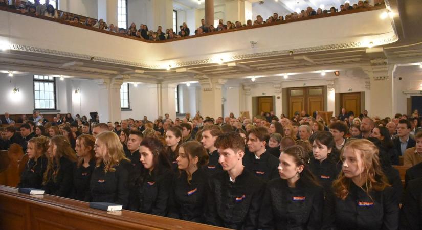 Szalagavató ünnepség a pápai református gimnáziumban ( galéria)