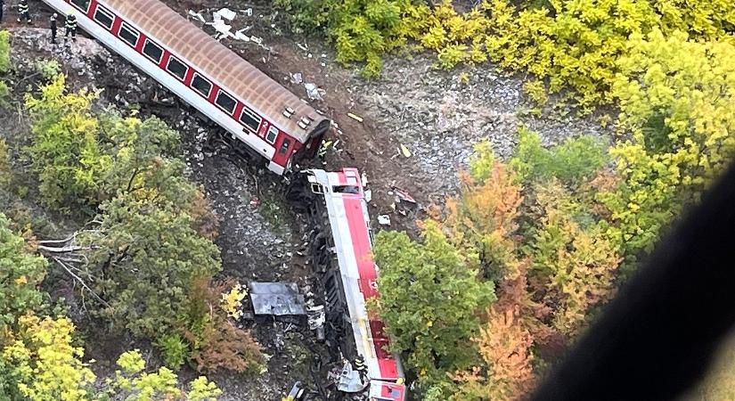 Vérfagyasztó részletek a szlovákiai vonatbalesetről: kiugrottak a mozdonyvezetők