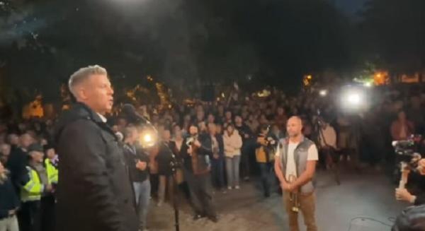 A földön húzták ki a rendbontót Magyar Péter fórumáról