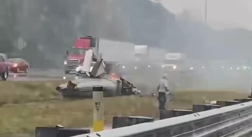 Autópályára zuhant egy gép Amerikában, egy idős házaspár halt meg a balesetben