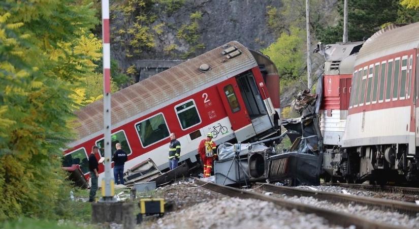 Brutális vonatbaleset: órákon át tartott a mentés