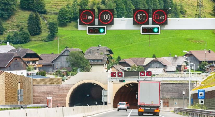 Kiderült, mennyivel emelkedik az autópálya-matrica a szomszédban
