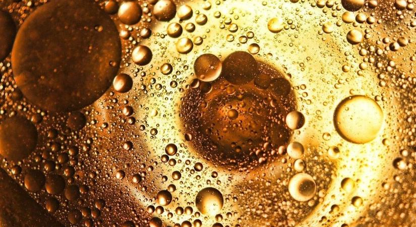 Sokkoló ébredés: forró olajat öntött férjére a nő, majd csiliport szórt rá