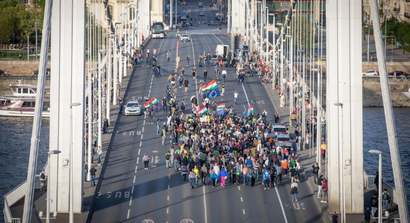 Feladta, mert senkit nem érdekel: ezentúl nem tüntet Hadházy keddenként, csak levegőzik egyet