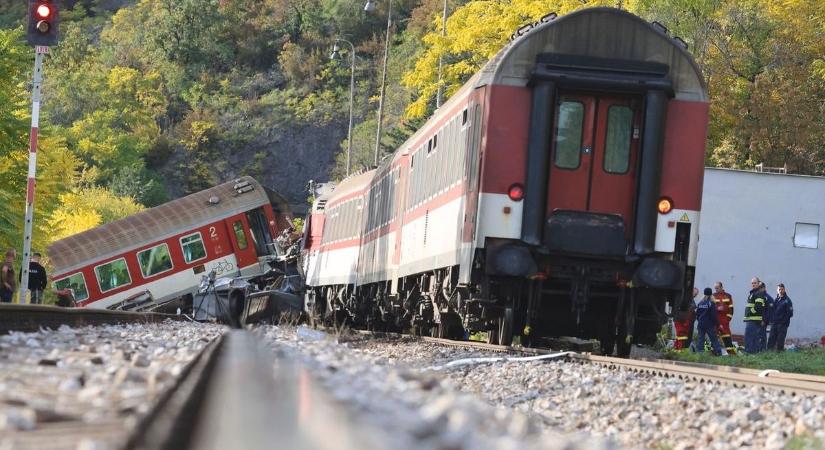 Eddig nem látott felvételek a borzalmas szlovákiai vonatbalesetről - képek, videó