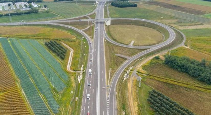 Bombahír minden szabolcsi ingázónak: 10 kilométeren már kész az új M49-es! – videóval