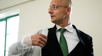 Szijjártó: el akarják vinni a magyar emberek pénzét, a magyar hadsereg fegyvereit, a magyar katonákat Ukrajnába
