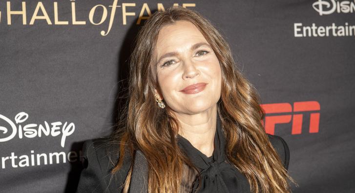 Élő adásban kezdte szagolgatni a lábát Drew Barrymore