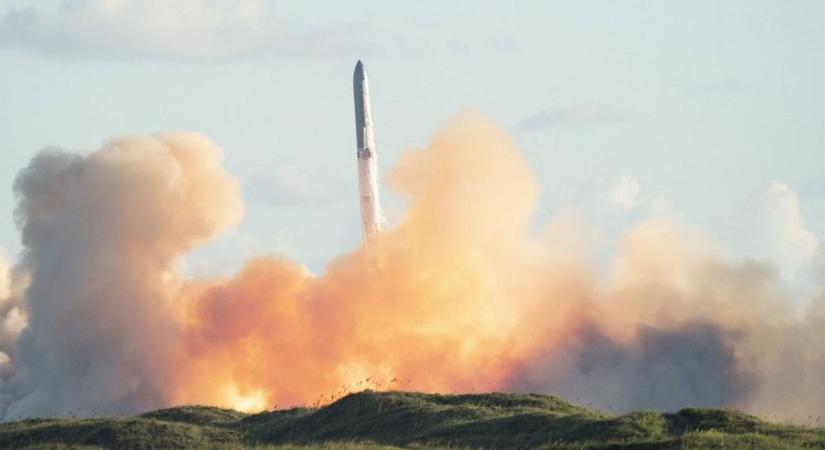 Történelmet írt a SpaceX: a világ legnagyobb rakétája hibátlanul teljesítette a tesztet (videó)