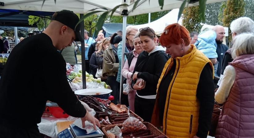 Rekordok dőltek a Hóci piacon – hosszú sorokban kígyóztak a vásárlók Bogyiszlón (fotókkal)