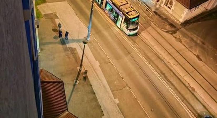 Kenyereskocsi ütközött villamossal Diósgyőrben (fotó)