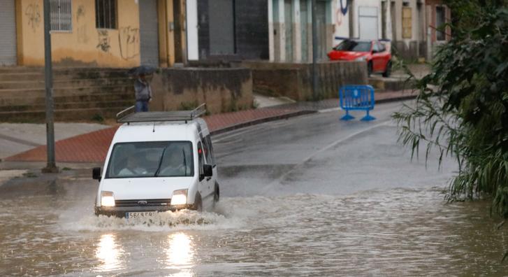 Zúgó folyókká váltak az utcák a Katalóniában, ezreket menekítettek a tomboló Alice vihar elől